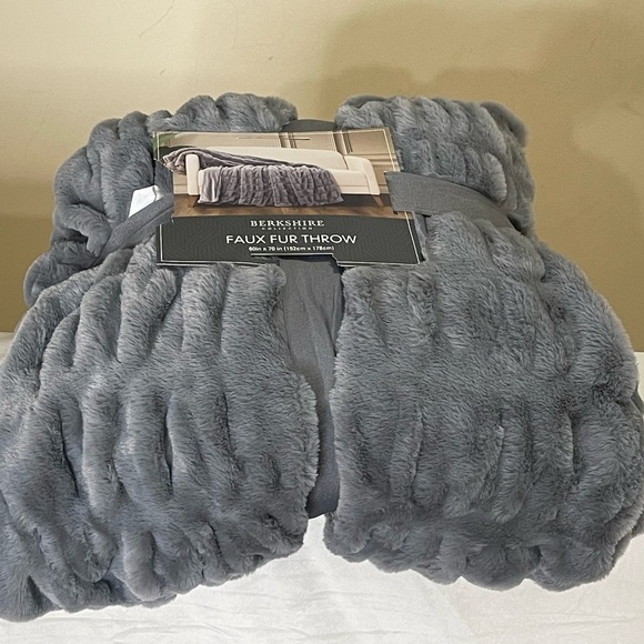 Berkshire Other - Berkshire Faux Fur Throw in Gray